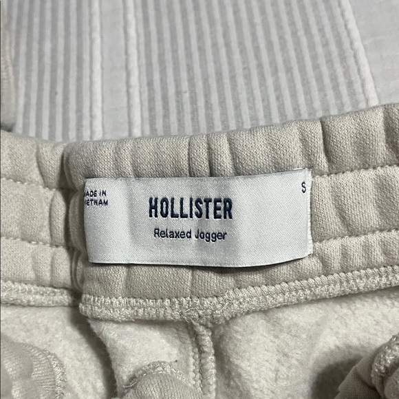 Hollister Men's Cream Joggers - Picture 2 of 4